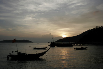 Fototapeta na wymiar sunset. Wietnam.