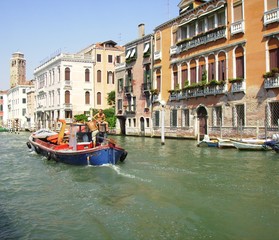 Fototapeta na wymiar working boat on grand canal