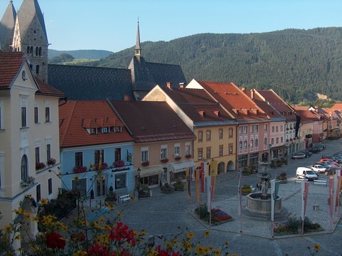 friesach, hauptplatz mit romanisch-gotiscer kirche