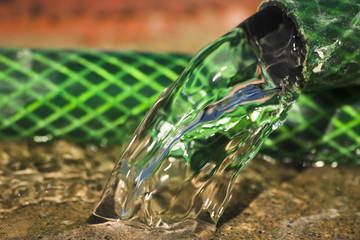 gastando innecesariamente agua