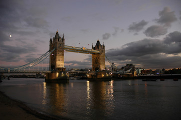 tower bridge de nuit