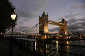 tower bridge de nuit avec un lampadaire