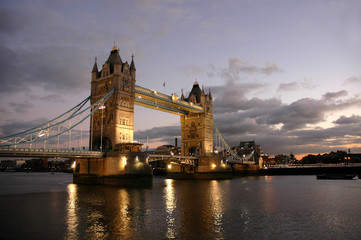 tower bridge of london de nuit