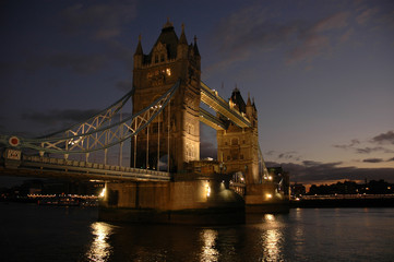 Fototapeta na wymiar tower bridge en nocturne