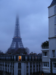 Fototapeta na wymiar Eiffel wycieczka nuageuse.