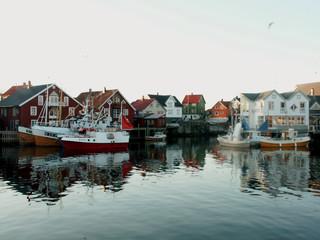 Fototapeta na wymiar porto di Henningsvaer