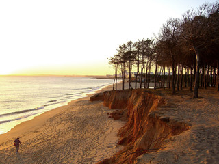 praia vazia em quarteira
