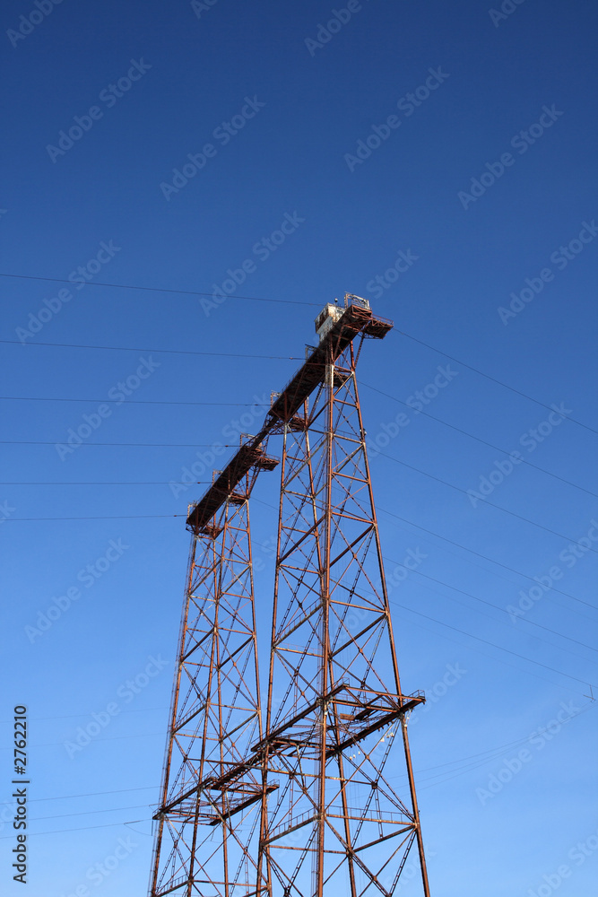 Wall mural metallic construction of a double pylon