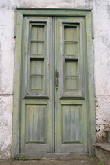 Fototapeta na wymiar Stare zielone drzwi