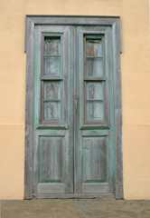 Fototapeta na wymiar old entrance door