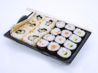 sushi im take away pack nah aufnahme
