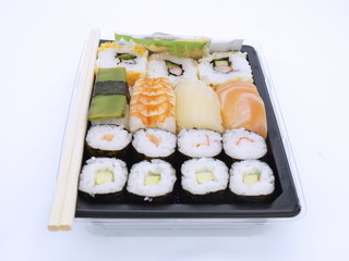 sushi im take away pack nah aufnahme
