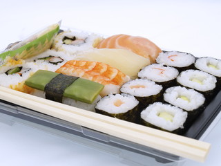 sushi im take away pack nah aufnahme