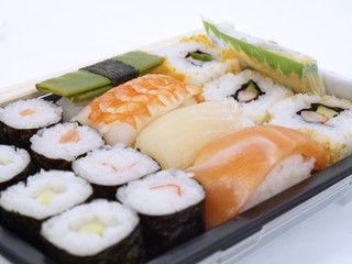 sushi im take away pack nah aufnahme