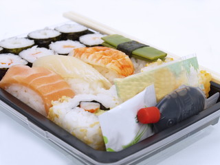 sushi im take away pack nah aufnahme