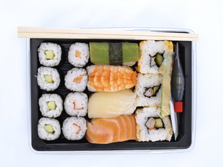 sushi im take away pack nah aufnahme