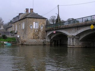 0751 - pont et maison sur la mayenne