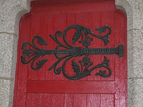 0775 - ferronnerie sur porte d'&eacute;glise
