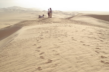 trois randonneurs regardent les dunes