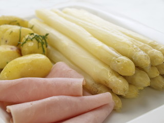 gekochter spargel mit schinken
