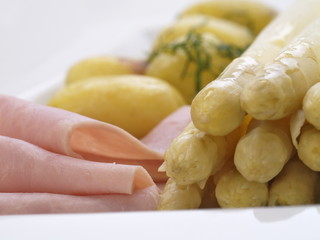 gekochter spargel mit schinken