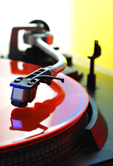 schallplatte aus farbigem vinyl auf plattenspieler