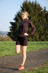 junge frau beim stretching