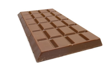 plaquette de chocolat au lait sur fond blanc