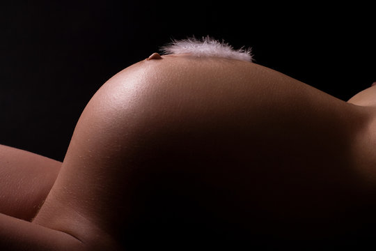 rosa feder auf babybauch