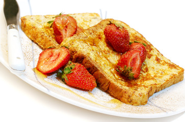 french toast with strawberries and maple syrup