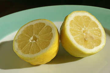 aufgeschnittene zitrone