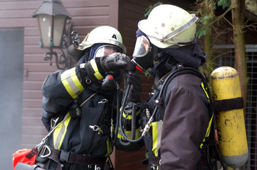 feuerwehrmänner mit atemschutz bei feuer