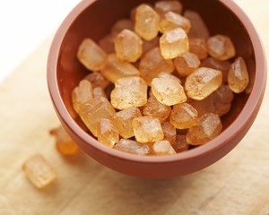 brown candy sugar in the pot macro 2