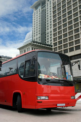 Obraz na płótnie Canvas czerwony autobus turystyczny (ze ścieżki obcinania)