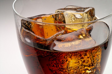 glass of cola drink with ice closeup (1)