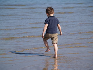 a piedi nudi nell'acqua