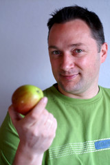 mann mit apfel