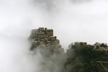 village perché du yemen dans la brume - obrazy, fototapety, plakaty