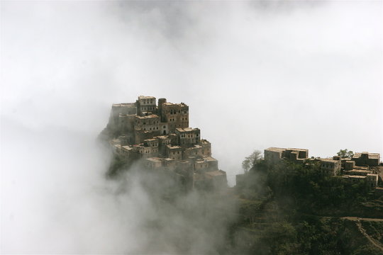 village perch&eacute; du yemen dans la brume