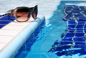 gafas de sol y piscina