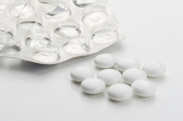 Fototapeta na wymiar gebrauchte tablettenpackung mit tabletten