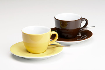 zwei kaffeetassen braun gelb