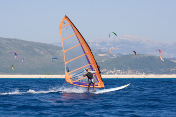 windsurf con sfondo di kitesurf