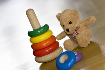 teddybär mit holzringen