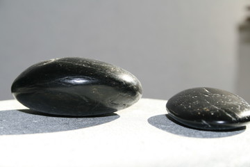 schwarze steine