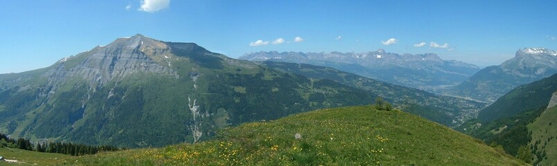 paysage montagnes et vall&eacute;es en &eacute;t&eacute;