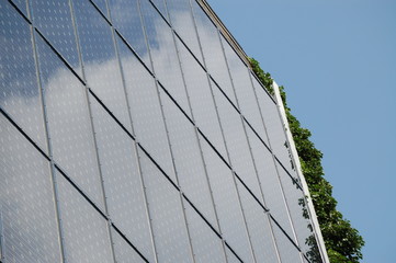 solarzellen an einer hauswand