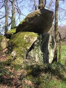 0834 - dolmen le "palet du diable" en mayenne