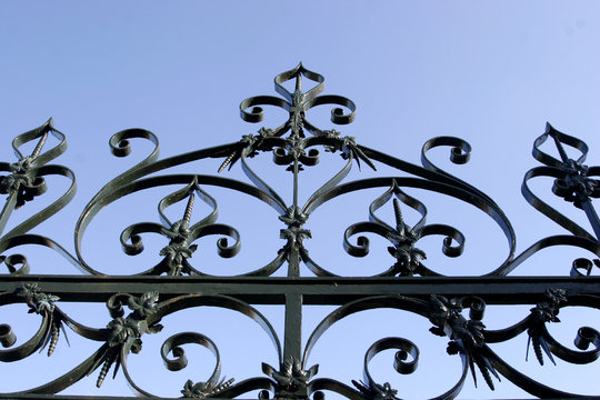 grille en fer forg&eacute;