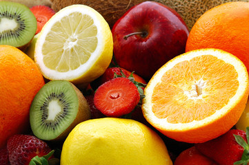 sezione frutta: arancio, fragola, kiwi, limone